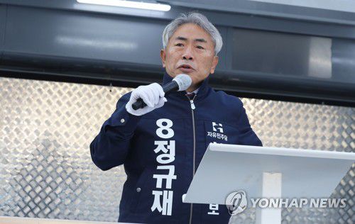 자유민주당 정규재 후보 선거운동(부산=연합뉴스) 조정호 기자 = 25일 부산시장 보궐선거에 나선 자유민주당 정규재 후보가 부산진구 서면교차로에서 연설하고 있다. 2021.3.25 ccho@yna.co.kr