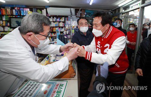 인사하는 국민의힘 오세훈 서울시장 후보(서울=연합뉴스) 국민의힘 오세훈 서울시장 후보가 28일 서울 관악구 신림동 고시촌을 찾아 인근 상인들과 인사하고 있다. 2021.3.28  [국회사진기자단] jeong@yna.co.kr