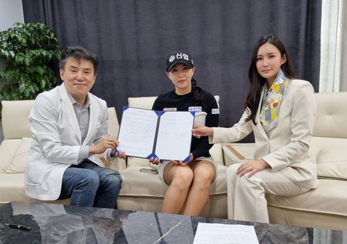 왼쪽부터 김성빈 청담 쥬넥스 의원 대표원장, 이효린, 이선 서니사이드업 대표. [넥스트스포츠 제공. 재판매 및 DB 금지]