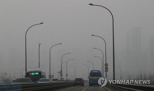 강 건너가 뿌옇게 보이는 날씨(서울=연합뉴스) 백승렬 기자 = 기상청은 29일 오전 7시 10분을 기해 서울 전역에 황사경보를 발효했다. 황사경보는 황사로 인해 시간당 평균 미세먼지 농도가 800㎍/㎥ 이상인 상태가 2시간 이상 계속될 것으로 예측될 때 발효된다. 서울 시내 도심이 뿌옇게 변해 태양이 빛을 잃고 있다. 사진은 반포대교 북단에서 바라본 반포지역의 모습. 2021.3.29 srbaek@yna.co.kr