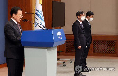 청와대 인사 발표하는 유영민 비서실장(서울=연합뉴스) 최재구 기자 = 유영민 대통령 비서실장(왼쪽)이 29일 청와대 춘추관에서 김상조 전임 정책실장(가운데)과 이호승 신임 정책실장(오른쪽)의 인사를 발표하고 있다.  2021.3.29 jjaeck9@yna.co.kr