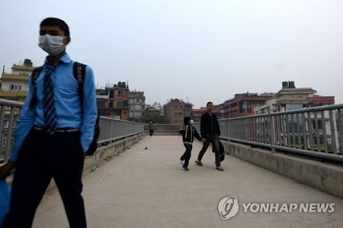 마스크를 쓰고 하교하는 네팔 카트만두의 학생. [AFP=연합뉴스]