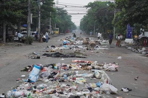 양곤 시내 거리에 군부 항의 표시로 쓰레기가 버려진 모습. 2021.3.30[미얀마 나우 캡처. 재판매 및 DB 금지]