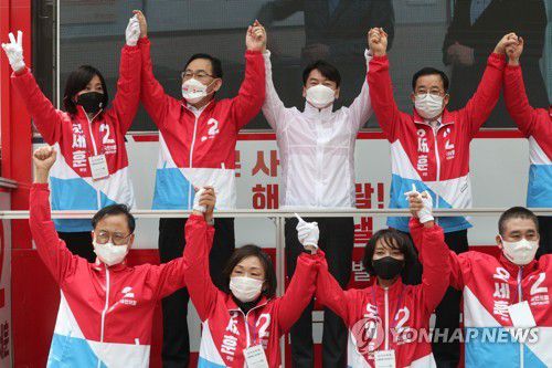 안철수ㆍ국민의힘, 여의도 증권가서 오세훈 지지호소(서울=연합뉴스) 국민의당 안철수 대표(윗줄 오른쪽 두번째)와 국민의힘 주호영 원내대표 및 의원들이 29일 서울 여의도역 앞에서 열린 증권가 순회 인사 및 합동유세에서 국민의힘 오세훈 서울시장 후보에 대한 지지를 호소하고 있다.  2021.3.29   [국회사진기자단] zjin@yna.co.kr