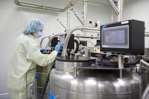 (서울=연합뉴스) 차바이오텍 연구원이 세포 보관소의 상태를 확인하고 있다. 2021.03.31. [차바이오텍 제공. 재판매 및 DB 금지]