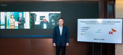 SK㈜, 프랑스 이포스케시 인수(서울=연합뉴스) SK㈜는 31일 장동현(사진 오른쪽) 사장과 프랑스 이포스케시사(社)의 주요 주주인 제네톤사 프레데릭 레바(사진 왼쪽에서 두번째) 사장 등이 참석한 가운데 SK㈜의 이포스케시 경영권 인수를 마무리하는 온라인 기념행사를 가졌다. 2021.3.31. [SK㈜ 제공. 재판매 및 DB 금지]