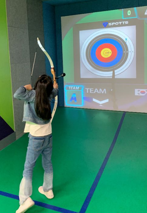 VR스포츠실서 양궁하는 청주봉명초[청주봉명초 제공. 재판매 및 DB금지]