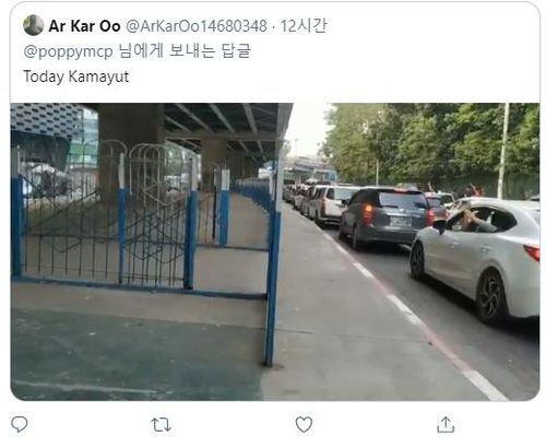 미얀마 운전자들 경적 울리며 창밖으로 '세 손가락 경례'[트위터 @ArKarOo14680348·재판매 및 DB 금지]