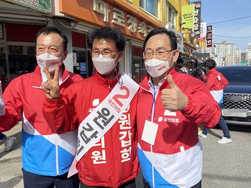 원갑희(가운데) 지원유세 나선 주호영(오른쪽) [촬영 천경환 기자]