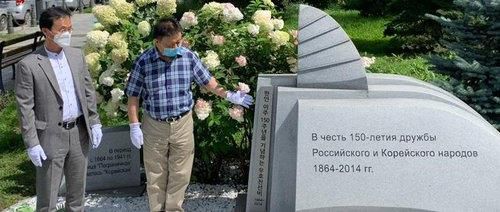 고려인 러 이주 기념비에 설명하는 발렌틴 박(오른쪽) 연해주 고려인연합회장. [연합뉴스 = 김형우]