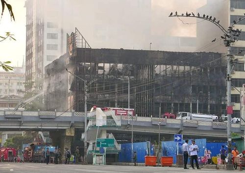 불에 타 전소된 군부 소유의 양곤 시내 한 대형 마트[이라와디 캡처. 재판매 및 DB 금지]