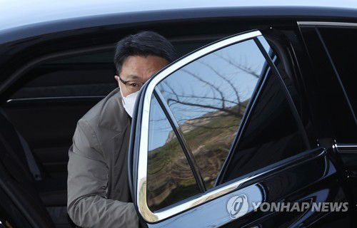 차에서 내리는 김진욱 공수처장(과천=연합뉴스) 이지은 기자 = 김진욱 고위공직자범죄수사처장이 31일 오전 정부과천청사로 출근을 하기 위해 차에서 내리고 있다. 2021.3.31 jieunlee@yna.co.kr