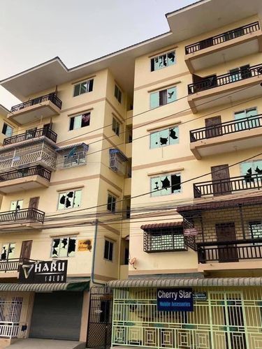 군경 총격으로 깨진 주택가 아파트의 창문들.[트위터 캡처. 재판매 및 DB 금지]