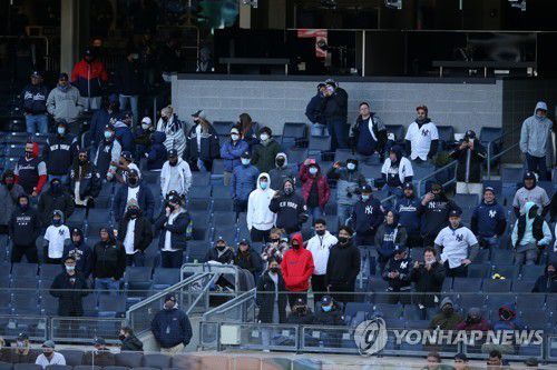 관중석에 자리한 MLB 팬(뉴욕 USA투데이스포츠/로이터=연합뉴스) 뉴욕 양키스 팬들이 토론토 블루제이스와의 2021년 메이저리그 개막전이 열린 2일(한국시간) 미국 뉴욕주 양키스타디움 관중석에서 그라운들르 바라보고 있다.
