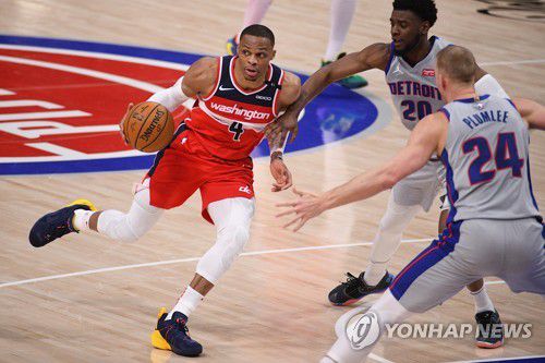 디트로이트와 경기에서 공격을 시도하는 웨스트브룩[로이터=연합뉴스] Mandatory Credit: Tim Fuller-USA TODAY Sports