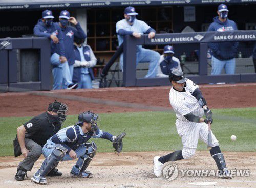 류현진의 속구를 받아쳐 2점 홈런 친 산체스 [UPI=연합뉴스]