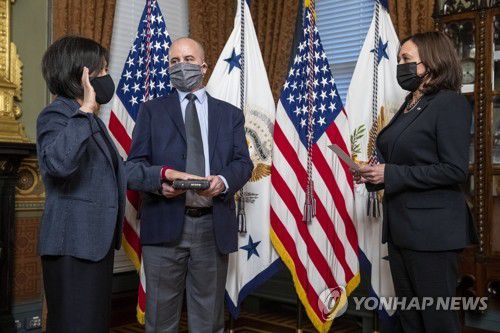 취임선서하는 아시아계 최초 미 USTR 대표 캐서린 타이(워싱턴 EPA=연합뉴스)