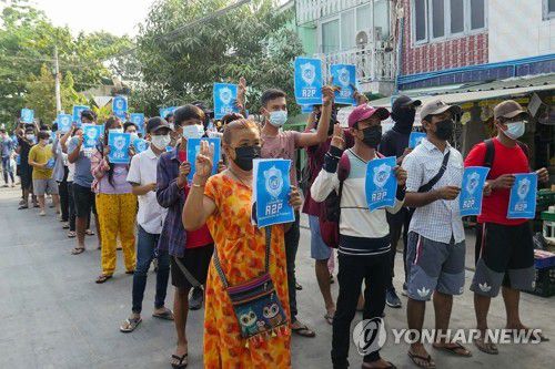 'R2P' 팻말 들고 국제사회 개입 촉구하는 미얀마 시위대(양곤 AFP=연합뉴스) 미얀마 최대 도시 양곤에서 1일(현지시간) 군부 쿠데타 규탄 시위대가 'R2P' 팻말을 들고 독재에 대한 저항을 상징하는 '세 손가락 경례'를 하고 있다. '보호책임'(Responsibility to protect)의 약자인 R2P는 국가가 집단학살·전쟁범죄·인종청소·반인륜 범죄 등 4대 범죄로부터 자국민을 보호할 책임을 뜻한다. 이 말은 보호책임을 방기하는 국가가 있으면 국제사회가 나서야 한다는 원칙이기도 하다. [제3자 제공. 판매·광고 금지] sungok@yna.co.kr