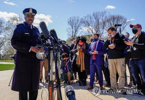 현장에서 브리핑하는 로버트 콘티 워싱턴DC 경찰청장 대행 [UPI=연합뉴스]
