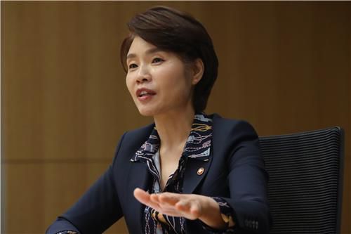 인터뷰하는 한정애 환경부 장관(서울=연합뉴스) 강민지 기자 = 한정애 환경부 장관이 서울 종로구 연합뉴스에서 인터뷰를 하고 있다. 2021.4.4
    mjkang@yna.co.kr