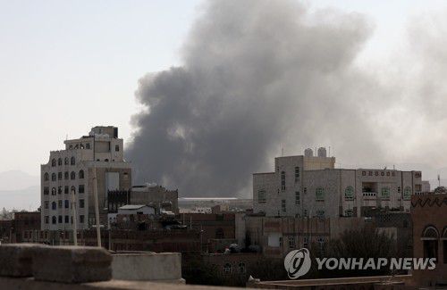 아랍동맹 군에 폭격 당한 예멘 수도 반군 점령지(사나 AP=연합뉴스) 지난달 7일(현지시간) 사우디아라비아가 주도하는 아랍동맹 군이 폭격한 예멘 수도 사나의 후티 반군 점령 지역에서 연기가 솟아오르고 있다. 이날 폭격은 동맹군 측이 후티 반군의 무인기 10대를 격추했다고 발표한 뒤 이뤄졌다. 동맹군 측은 이 드론들이 사우디 내 민간인을 표적으로 삼았다고 주장했다. knhknh@yna.co.kr