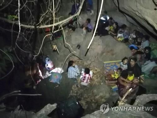 미얀마군 공습을 피해 정글에 숨은 카렌족 마을 주민들. 2021.3.27[프리 버마 레인저스/AFP=연합뉴스]