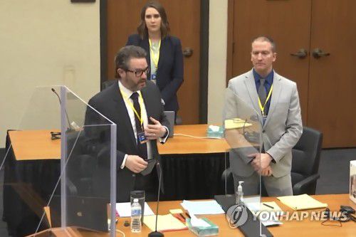 지난달 17일 미국 미네소타주 미니애폴리스 헤너핀카운티 지방법원에 출석한 데릭 쇼빈(오른쪽) 전 경관. 법원 TV 영상을 촬영한 것임[AP=연합뉴스 자료사진]