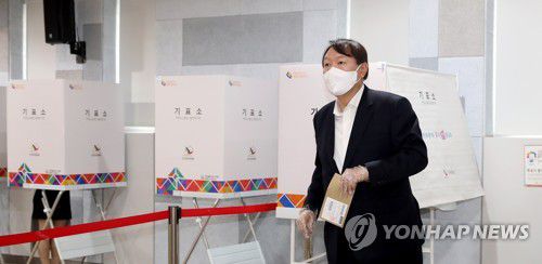 기표 마친 윤석열 전 검찰총장(서울=연합뉴스) 임헌정 기자 = 윤석열 전 검찰총장이 4·7 서울시장 보궐선거 사전투표 첫날인 2일 서울 서대문구 남가좌1동 주민센터에 마련된 사전투표소에서 기표를 마치고 기표소에서 나오고 있다. 2021.4.2 kane@yna.co.kr