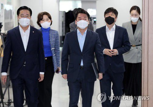 기자회견 나선 국민의당 안철수 대표(서울=연합뉴스) 안정원 기자 = 국민의당 안철수 대표가 5일 오전 서울 여의도 국회 소통관에서 열린  4·7 재·보궐 선거 관련 기자회견에 입장하고 있다. 2021.4.5 jeong@yna.co.kr