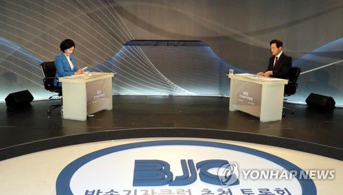 방송토론 준비하는 박영선 오세훈(서울=연합뉴스) 더불어민주당 박영선 서울시장 후보(왼쪽)와 국민의힘 오세훈 서울시장 후보가 5일 서울 양천구 목동 예총회관에서 열린 한국방송기자클럽 초청 서울시장 보궐선거 후보자 토론회에서 토론을 준비하고 있다. [국회사진기자단] zjin@yna.co.kr