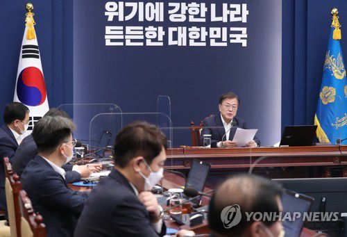 문재인 대통령 수석·보좌관 회의 발언(서울=연합뉴스) 최재구 기자 = 문재인 대통령이 5일 청와대에서 열린 수석·보좌관 회의에서 발언하고 있다.  jjaeck9@yna.co.kr