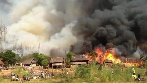 미얀마군 공습으로 불타고 있는 카렌족 마을 모습. [SNS 캡처. 재판매 및 DB 금지]
