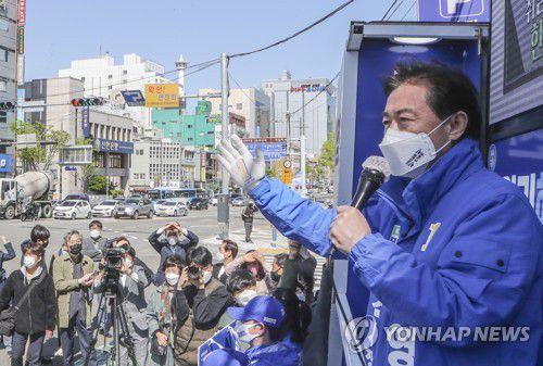 더불어민주당 김영춘 부산시장 후보가 지난 5일 오후 부산 중구 자갈치공영주차장 앞에서 열린 유세에서 지지를 호소하고 있다. [연합뉴스 자료사진]