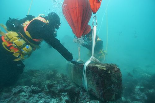 닻돌 인양 모습[국립해양문화재연구소 제공. 재판매 및 DB 금지]