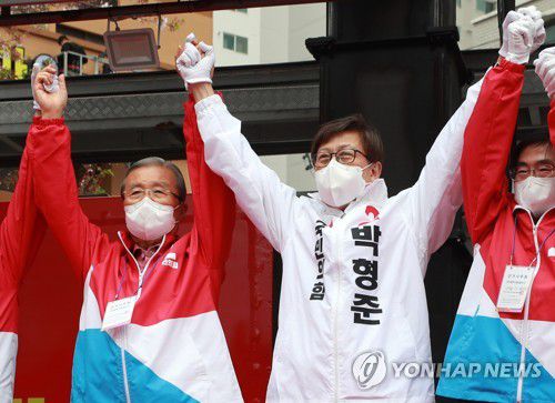 김종인과 손 맞잡은 박형준[연합뉴스 자료사진]