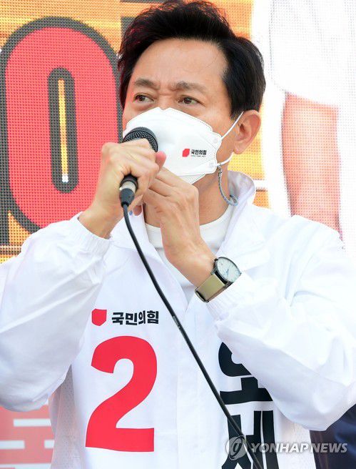 강북 찾은 오세훈 서울시장 후보(서울=연합뉴스) 4.7 재·보궐선거를 하루 앞둔 6일 국민의힘 오세훈 서울시장 후보가 서울 노원구 상계백병원 앞 네거리에서 지지를 호소하고 있다. 2021.4.6 [국회사진기자단] jeong@yna.co.kr