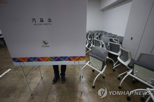 서울시장 투표(서울=연합뉴스) 신준희 기자 = 서울시장 보궐선거일인 7일 오전 불암도서관에 마련된 중계본동 제3투표소에서 한 시민이 투표를 하고 있다.  2021.4.7 hama@yna.co.kr