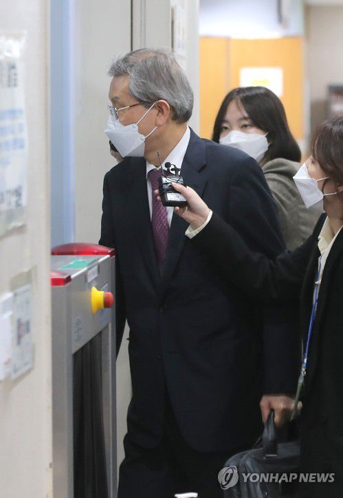 고영한 전 대법관 속행 공판 출석(서울=연합뉴스) 이정훈 기자 = '사법행정권 남용 의혹'으로 기소된 고영한 전 대법관이 7일 오전 서울 서초구 서울중앙지법에서 열린 공판에 출석하고 있다. 2021.4.7 uwg806@yna.co.kr