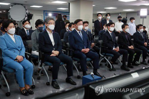 무거운  분위기의 더불어민주당(서울=연합뉴스) 안정원 기자 = 더불어민주당 김태년 당대표 직무대행이 7일 서울 여의도 중앙당사 개표상황실에서 방송3사(KBS,MBC,SBS) 공동 출구 조사 결과 국민의힘 오세훈 서울시장 후보가  더불어민주당 박영선 서울시장 후보를 앞서는 걸로 예측되자 굳은 표정을 짓고 있다 .2021.4.7 jeong@yna.co.kr