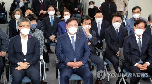 무거운 분위기의 더불어민주당(서울=연합뉴스) 안정원 기자 = 더불어민주당 김태년 당대표 직무대행이 7일 서울 여의도 중앙당사 개표상황실에서 방송3사(KBS,MBC,SBS) 공동 출구 조사 결과 국민의힘 오세훈 서울시장 후보가  더불어민주당 박영선 서울시장 후보를 앞서는 걸로 예측되자 굳은 표정을 짓고 있다 .2021.4.7 jeong@yna.co.kr