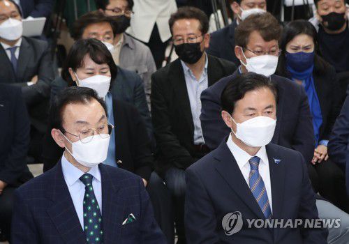 출구조사 결과 지켜보는 김영춘 후보(부산=연합뉴스) 김재홍 기자 = 7일 오후 김영춘 더불어민주당 부산시장 후보가 부산 부산진구 선거사무소에서 4·7 부산시장 보궐선거 출구조사 결과를 지켜보고 있다. 2021.4.7 pitbull@yna.co.kr