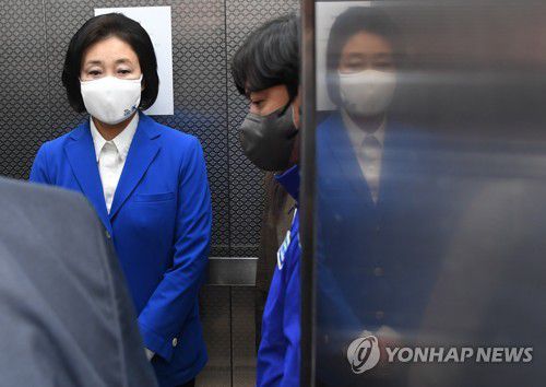 선거캠프 나서는 박영선(서울=연합뉴스) 하사헌 기자 = 방송3사(KBS,MBC,SBS) 공동 출구 조사에서 패한 것으로 예측된 더불어민주당 박영선 서울시장 후보가 7일 서울 종로구 안국동 선거캠프에서 지지자들과 인사를 나눈 뒤 사무실을 나서고 있다. 2021.4.7 toadboy@yna.co.kr