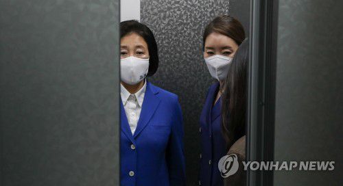 출구조사 참패 후 당사 찾은 박영선(서울=연합뉴스) 진성철 기자 = 방송3사 출구조사에서 참패한 것으로 예측된 더불어민주당 박영선 서울시장 후보가 7일 밤 서울 여의도 더불어민주당 당사에 들어서고 있다.  2021.4.7 zjin@yna.co.kr