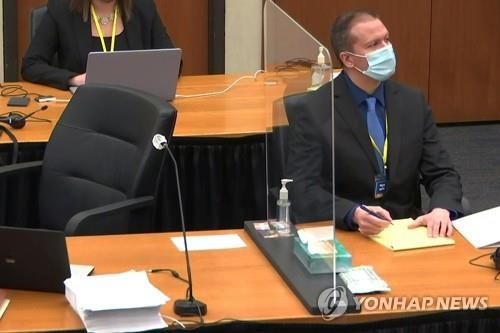 7일(현지시간) 미 미네소타주 헤너핀카운티에서 열린 재판에 피고인으로 출석한 데릭 쇼빈이 뭔가를 노트에 적고 있다. [로이터=연합뉴스]