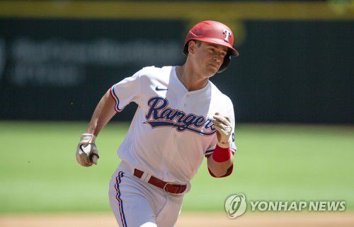 2회 선제 솔로 홈런 터트린 닉 솔락[AP=연합뉴스]