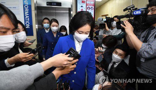 입장 발표후 당사 떠나는 박영선방송3사 출구조사에서 참패한 것으로 예측된 더불어민주당 박영선 서울시장 후보가 지난 4월 7일 밤 서울 여의도 더불어민주당사에서 취재진에게 입장을 밝힌 뒤 당사를 떠나고 있다. [연합뉴스 자료사진]