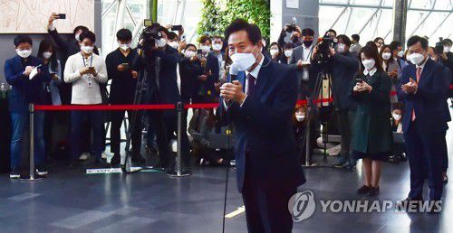 첫 출근 소감 전하는 오세훈 서울시장(서울=연합뉴스) 박동주 기자 = 제38대 서울시장에 당선된 오세훈 신임 시장이 8일 서울 종로구 서울시청 본관에서 첫 출근 소감을 전하고 있다. 2021.4.8 pdj6635@yna.co.kr