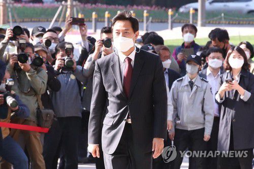 당선 후 첫 출근하는 오세훈 서울시장(서울=연합뉴스) 박동주 기자 = 제38대 서울특별시장에 당선된 오세훈 시장이 8일 오전 서울시청으로 첫 출근하고 있다. 2021.4.8 pdj6635@yna.co.kr
