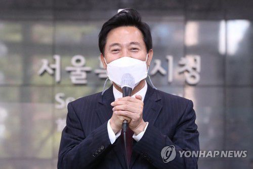 인사말 하는 오세훈 서울시장(서울=연합뉴스) 박동주 기자 = 제38대 서울특별시장에 당선된 오세훈 시장이 8일 오전 서울시청으로 첫 출근 후 인사말을 하고 있다. 2021.4.8 pdj6635@yna.co.kr