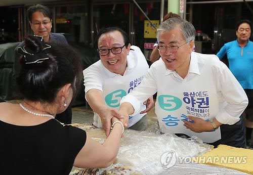 문재인 대통령과 송철호 울산시장문재인 대통령과 송철호 울산시장
사진은 2014년 7월 20일 울산 야음시장에서 당시 문재인 새정치민주연합 의원이 상인들에게 7·30 재·보궐선거 울산 남을 국회의원에 출마한 무소속 송철호 후보 지지를 호소하는 모습. [연합뉴스 자료사진]